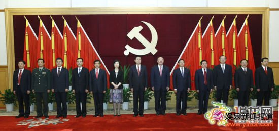 6月22日下午，中共中央政治局委员、国务院副总理、重庆市委书记张德江率领新当选的第四届市委常委同采访市第四次党代会的中外媒体记者亲切见面。记者李靖摄